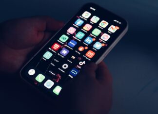 Aplikacje do planowania tras dostępnych dla wózków: jak technologia otwiera nowe szlaki Dłonie trzymają smartfon z ikonami aplikacji do planowania trasy