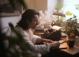 Realizm i fantastyka w literaturze polskiej XX wieku: jak twórcy opisywali doświadczenie codzienności i marzeń Mężczyzna z lupą analizuje rękopis w przytulnym gabinecie