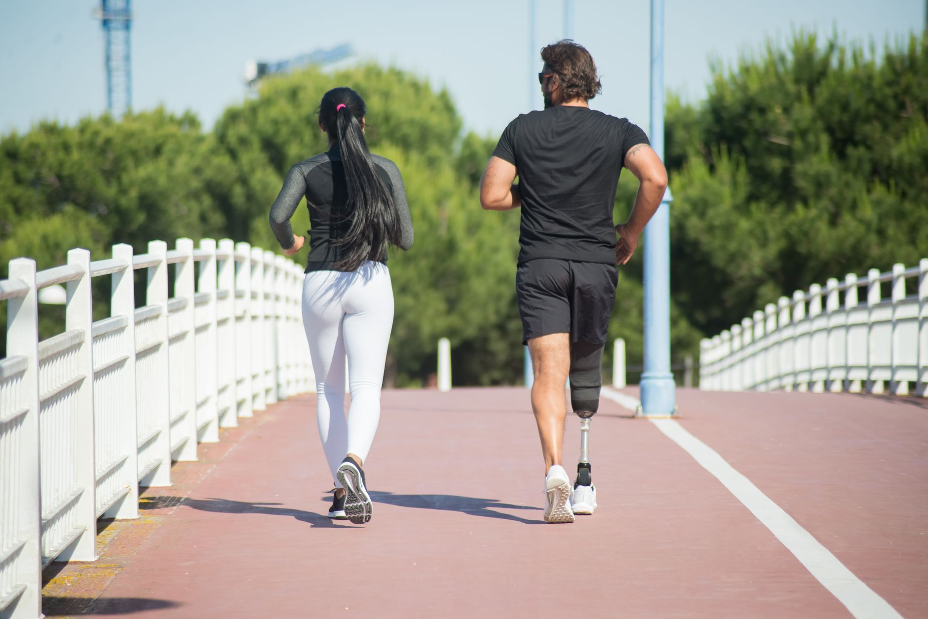 Zawodnik z protezą nogi odpoczywa na hali sportowej