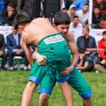 Dwaj młodzi zapaśnicy w tradycyjnych tureckich zapasach w oleju