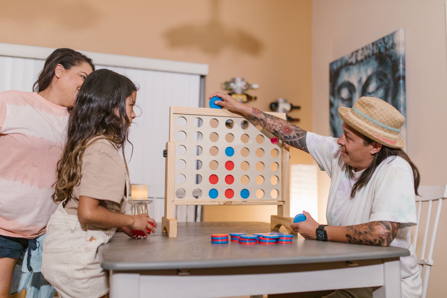 Rodzina gra w Connect Four w domu, wspólna zabawa bez barier