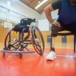 Kalendarz wydarzeń dla początkujących biegaczy na wózkach i użytkowników protez Zawodnik z protezą nogi odpoczywa na hali sportowej