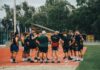 Uczniowski klub sportowy czy stowarzyszenie zwykłe: co wybrać dla małej sekcji sportowej? Młodzi sportowcy podczas treningu na bieżni lekkoatletycznej