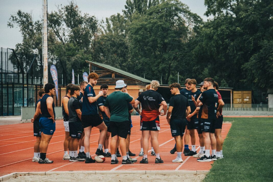 Młodzi sportowcy podczas treningu na bieżni lekkoatletycznej