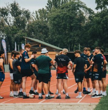 Uczniowski klub sportowy czy stowarzyszenie zwykłe: co wybrać dla małej sekcji sportowej? Młodzi sportowcy podczas treningu na bieżni lekkoatletycznej