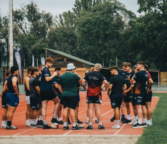 Uczniowski klub sportowy czy stowarzyszenie zwykłe: co wybrać dla małej sekcji sportowej? Młodzi sportowcy podczas treningu na bieżni lekkoatletycznej